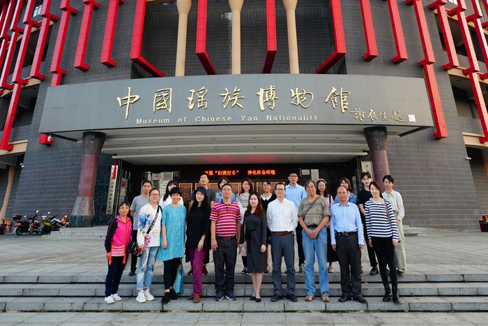 图1 高校志愿者与种子教师深入博物馆了解瑶族文化.jpg