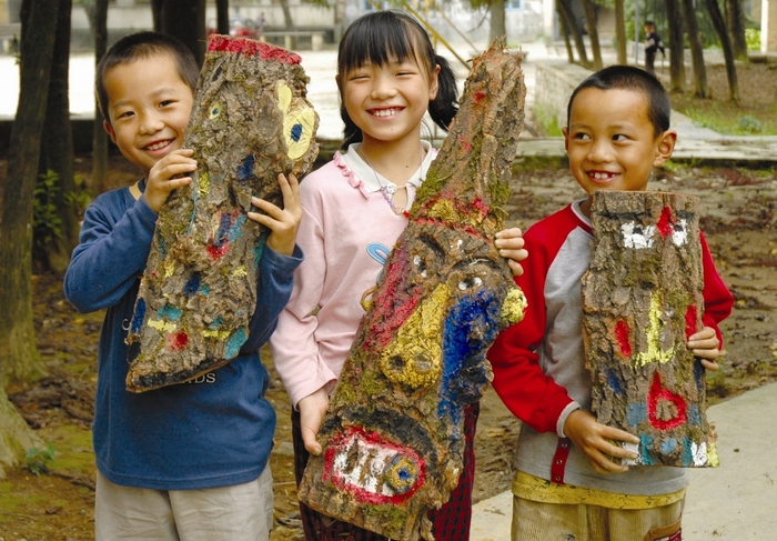 7.腊尔山小学孩子用树皮制作的面具.JPG